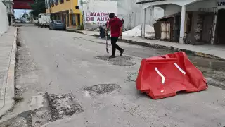 Vecinos de la colonia Morelos en Escárcega reparan baches ante abandono municipal
