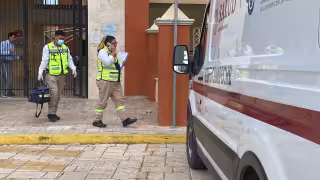 Aparatoso: se cae maestro de las escaleras en escuela de Campeche