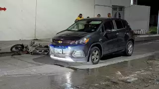 Choque entre camioneta y motocicleta provoca tráfico lento en San Nicolás, Carmen