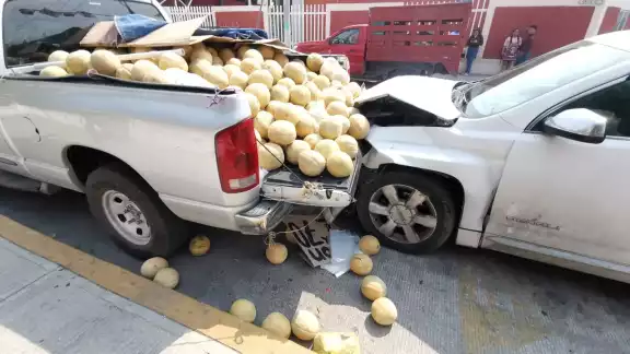 La camioneta se encontraba vendiendo melones cuando fue impactada La camioneta se encontraba vendiendo melones cuando fue impactada