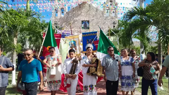 Tras la misa se realizó el recorrido de los estandartes.