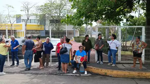 Un grupo de 20 manifestantes se plantó cerca de rectoría de la Unacar para exigir pagos atrasados

