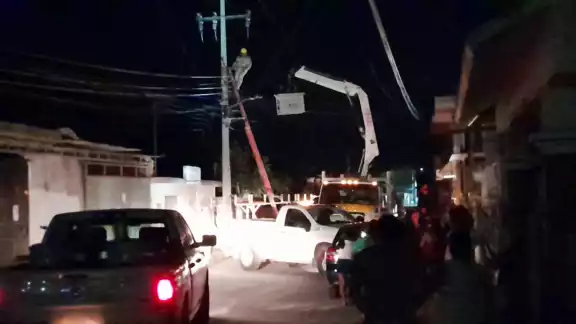 Personal de la CFE acudió al lugar para colocar el nuevo transformador. Personal de la CFE acudió al lugar para colocar el nuevo transformador.