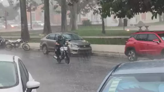 De acuerdo con el pronóstico, se esperan lluvias de entre 15 y 29 milímetros, acompañadas de posible caída de granizo De acuerdo con el pronóstico, se esperan lluvias de entre 15 y 29 milímetros, acompañadas de posible caída de granizo