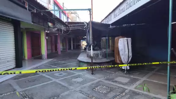 El cuerpo de Manuelito fue abandonado entre los pasillos del mercado de champotón; los pobladores exigen justicia por este crimen.