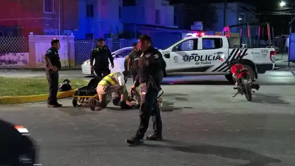 Una pareja derrapó en motocicleta tras salir de una cantina en la avenida Concordia. Una pareja derrapó en motocicleta tras salir de una cantina en la avenida Concordia.