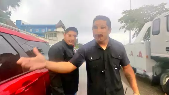 Los presuntos escoltas amenazaron física y verbalmente a la familia.