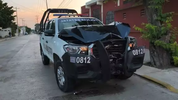 Policía Estatal choca patrulla contra poste de la CFE en colonia Plan Chac