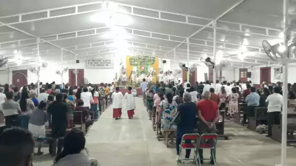 Los feligreses escucharon con atención la homilía del párroco. Los feligreses escucharon con atención la homilía del párroco.