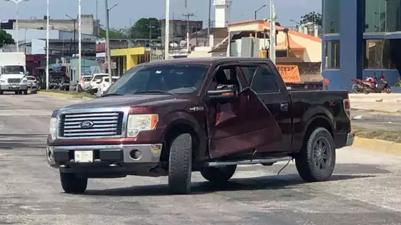 Tráiler arranca puerta de camioneta en el malecón de Champotón Tráiler arranca puerta de camioneta en el malecón de Champotón