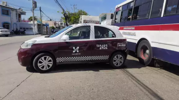 El taxi impactó a los jóvenes en motocicleta.