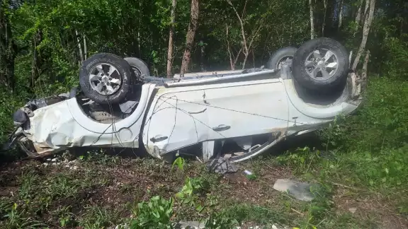 La camioneta terminó fuera de la carretera y volcada sobre la maleza. La camioneta terminó fuera de la carretera y volcada sobre la maleza.