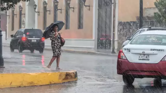 En Campeche, Yucatán y Quintana Roo se esperan lluvias fuertes a muy fuertes (50-75 mm) con riesgo de inundaciones.