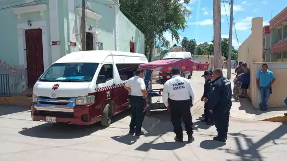 Elementos policiacos llegaron al lugar para atender el llamado de emergencia. Elementos policiacos llegaron al lugar para atender el llamado de emergencia.