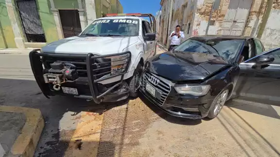 El auto compacto y la camioneta de rescate impactaron de frente en el cruce vial. El auto compacto y la camioneta de rescate impactaron de frente en el cruce vial.