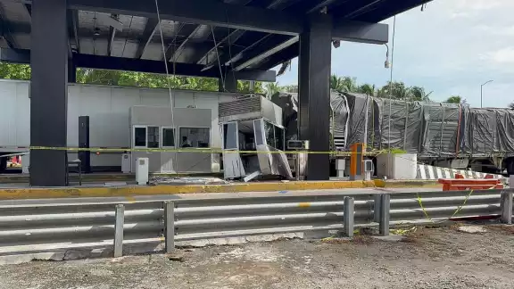 Camión de carga impacta y destruye módulo de cobro en el Puente Zacatal