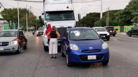 El tráiler impactó por detrás al auto compacto, que sufrió daños materiales. El tráiler impactó por detrás al auto compacto, que sufrió daños materiales.