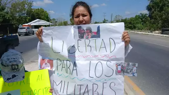 Mujer manifiesta su apoyo a las fuerzas armadas.