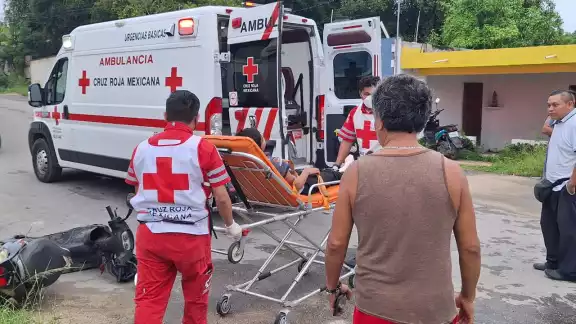 Paramédicos atendieron al menor antes de trasladarlo al hospital por una posible fractura