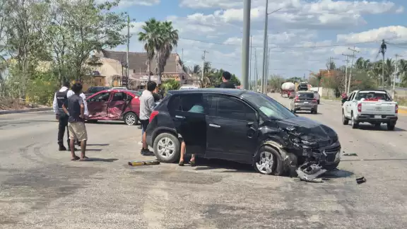 Intento de incorporación termina en fuerte accidente en el malecón de Champotón Intento de incorporación termina en fuerte accidente en el malecón de Champotón
