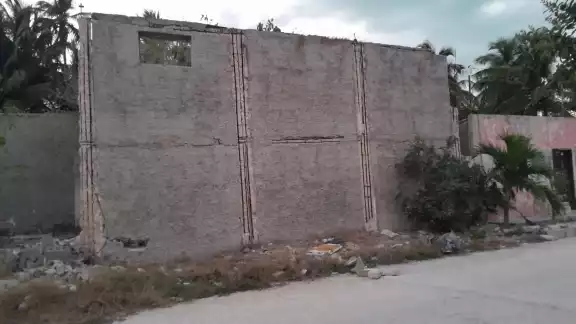 Vecinos de Isla Arena exigen demolición de muro a punto de colapsar Vecinos de Isla Arena exigen demolición de muro a punto de colapsar