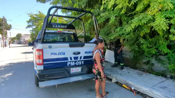 La mujer acudió con elementos policiacos a buscar sus pertenencias.