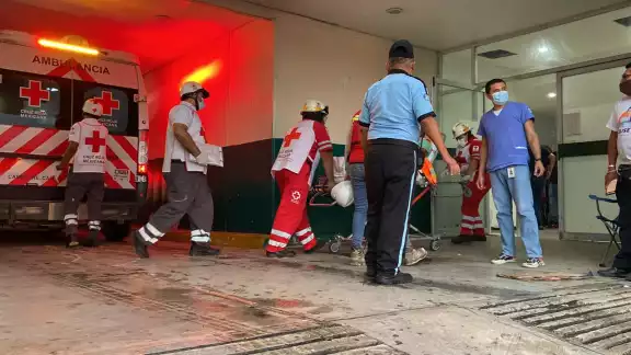 Derivado a sus heridas este permaneció intubado Derivado a sus heridas este permaneció intubado