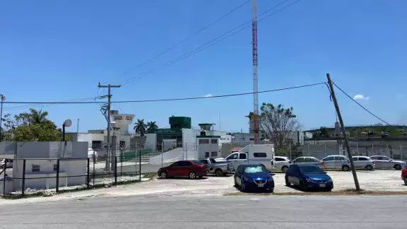 Joven de 19 años fue detenido en Tenabo por vender droga frente a una secundaria. Joven de 19 años fue detenido en Tenabo por vender droga frente a una secundaria.
