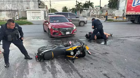 Debido al impacto, el motociclista terminó con golpes por lo que fue llevado al hospital Debido al impacto, el motociclista terminó con golpes por lo que fue llevado al hospital