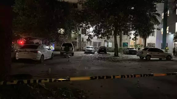 Hombres a bordo de una motocicleta disparan contra masculino en Quintana Roo