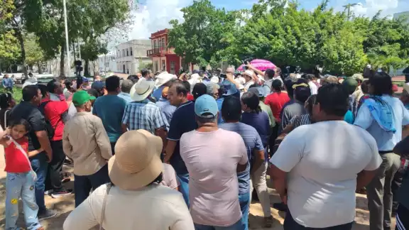 Más de 100 líderes cañeros se manifestaron a las afueras del Palacio de Gobierno.