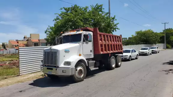 Sindicalizados acusan desplazamiento laboral en obras de Bodega Aurrera en Ciudad del Carmen
