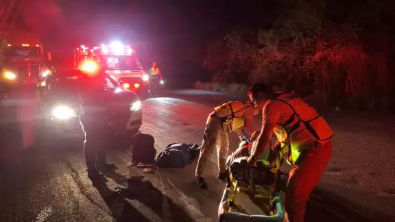 Tráiler sin luces provoca aparatoso accidente Tráiler sin luces provoca aparatoso accidente