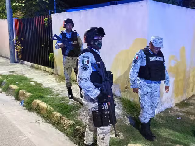 FGECAM investiga una manta con amenazas a narcomenudistas colocada en una escuela de Samulá