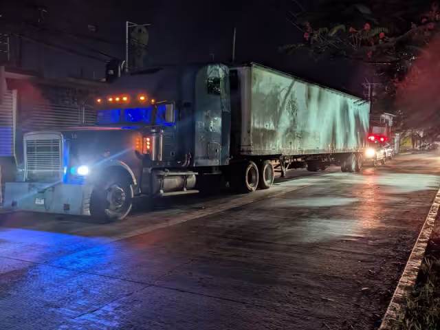Elementos policiacos detuvieron al chofer del tráiler, quien llegó a un acuerdo para reparar el daño.