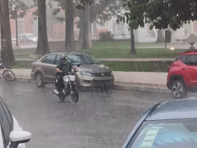 De acuerdo con el pronóstico, se esperan lluvias de entre 15 y 29 milímetros, acompañadas de posible caída de granizo