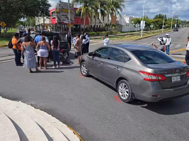 Accidente vial sobre avenida Colosio involucra dos vehículos y un motociclista