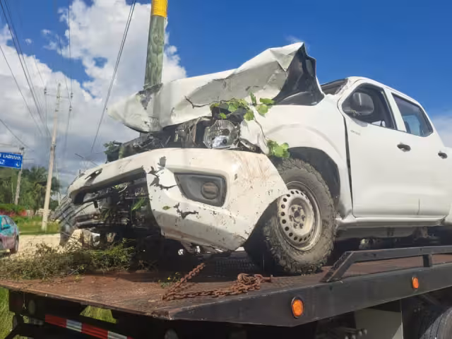 La camioneta terminó dentro de la maleza y con graves daños en el frente.