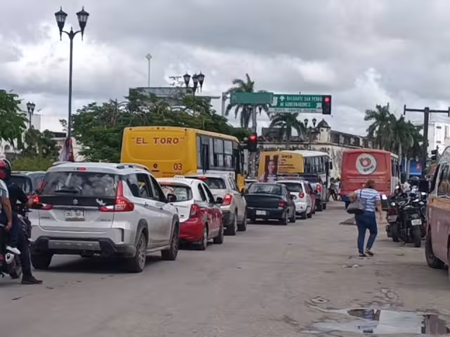 El 31 de octubre, el área del Mercado Principal Pedro Sainz de Baranda en Campeche experimentó caos vial y alta movilidad peatona