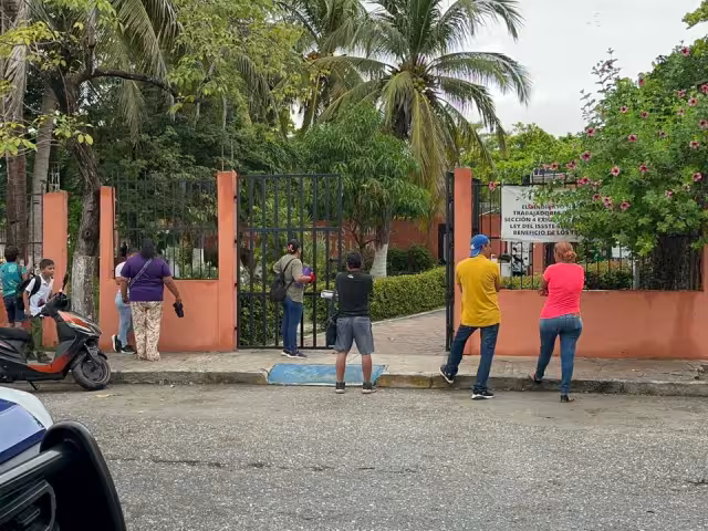 Intoxicación masiva en secundaria: autoridades bajo presión