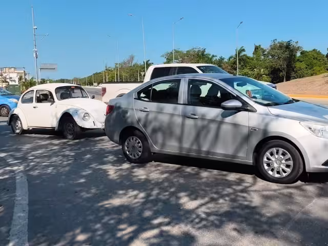 Conductor no guarda distancia y choca en cruce de la Fidel Velázquez