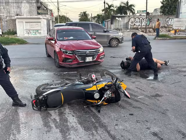 Debido al impacto, el motociclista terminó con golpes por lo que fue llevado al hospital