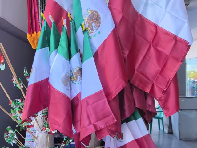 Comerciantes comenzaron a instalar puestos con artículos patrios en Ciudad del Carmen.