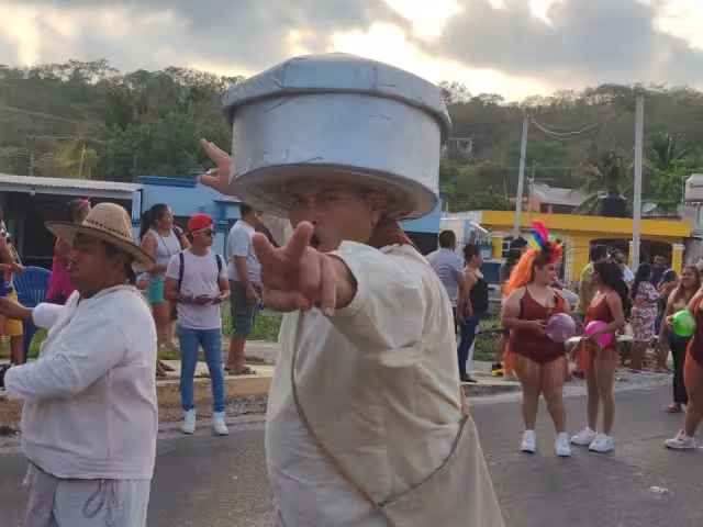 Los pobladores y visitantes disfrutaron de los diversos grupos, comparsas, disfraces y carros alegóricos que amenizaron el derrotero