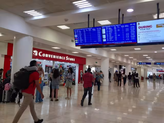 Del total de los vuelos demorados, 5 fueron de llegada hacia Cancún de distintos destinos internacionales y 14 salidas