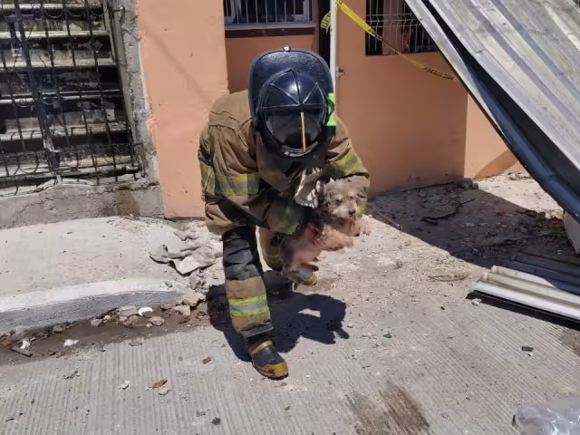 En la colonia 23 de Julio se registró un nuevo enfrentamiento que dejó una vivienda incendiada.