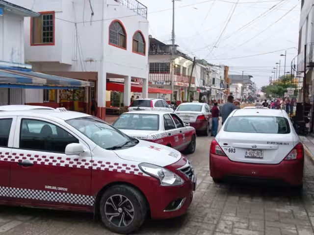 Los conductores obstruyeron varios tramos para exigir a las autoridades que no permitan a los pochimóviles trabajar bajo la ilegalidad