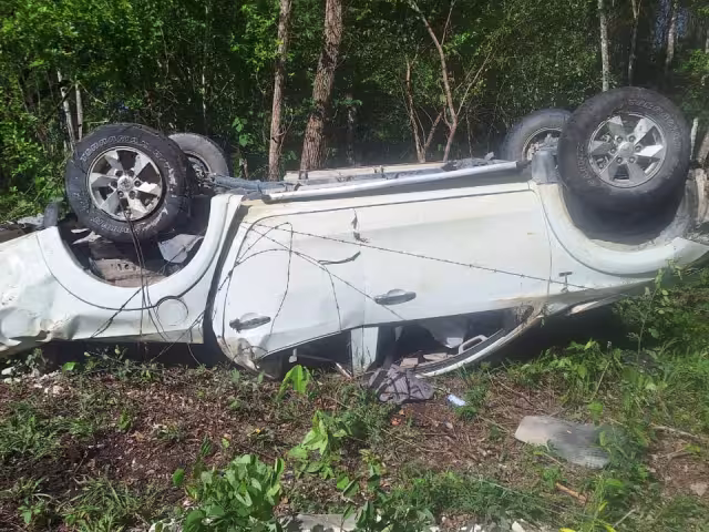 La camioneta terminó fuera de la carretera y volcada sobre la maleza.