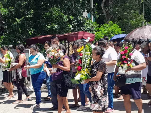 Dolor y solidaridad: pueblos del Camino Real despiden a sus víctimas