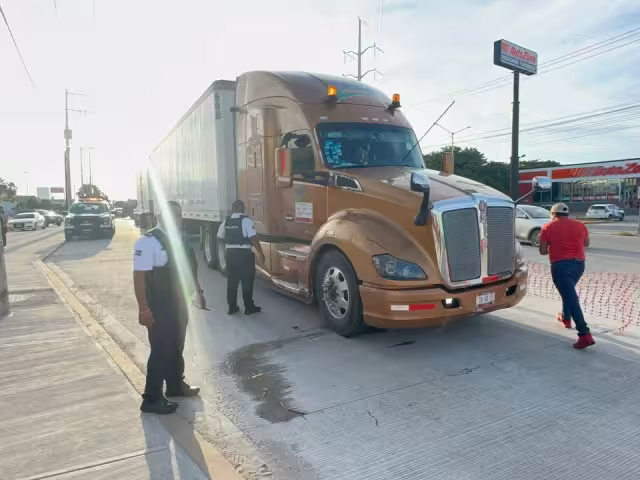 Choque entre camioneta y tractocamión deja daños materiales en Ciudad del Carmen